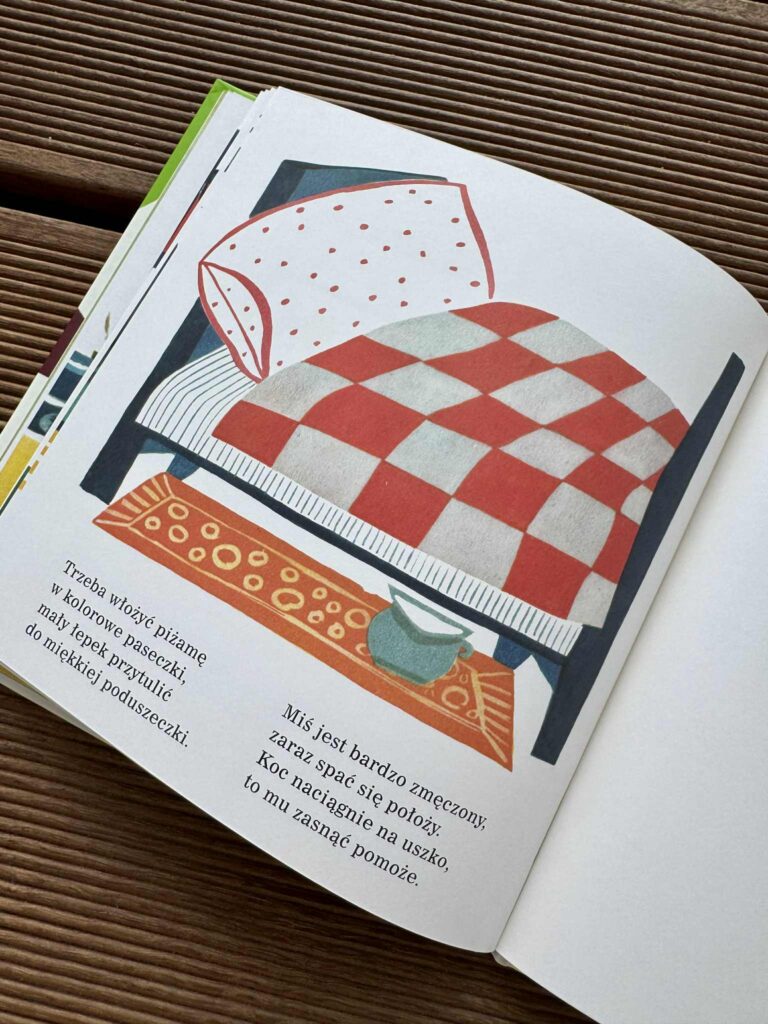 łóżko z poduszką i kołdrą w kratę