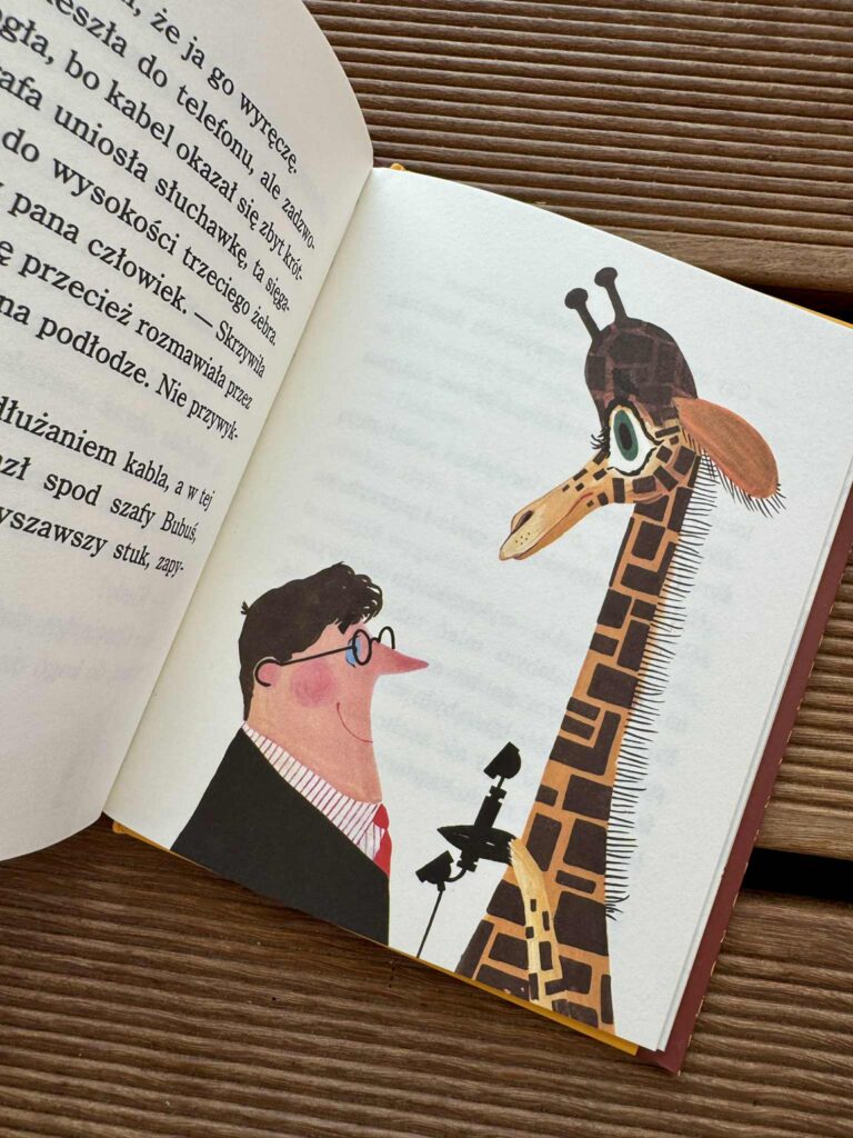 żyrafa podaje telefon mężczyźnie