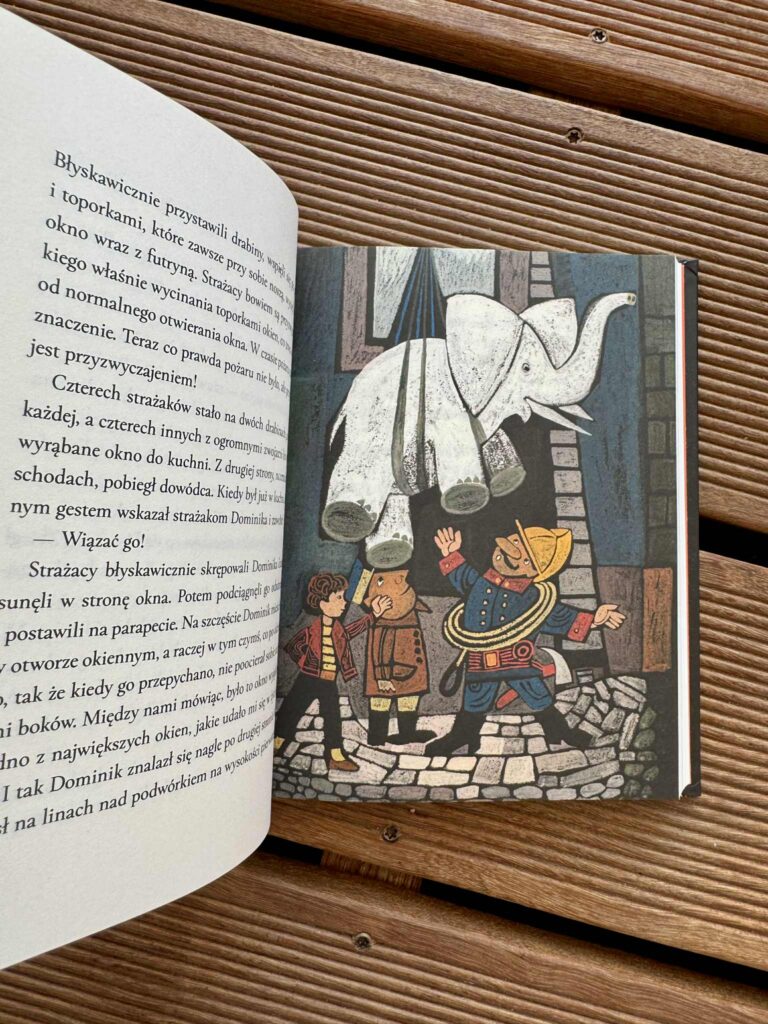 słoń na linach wciągany przez okno