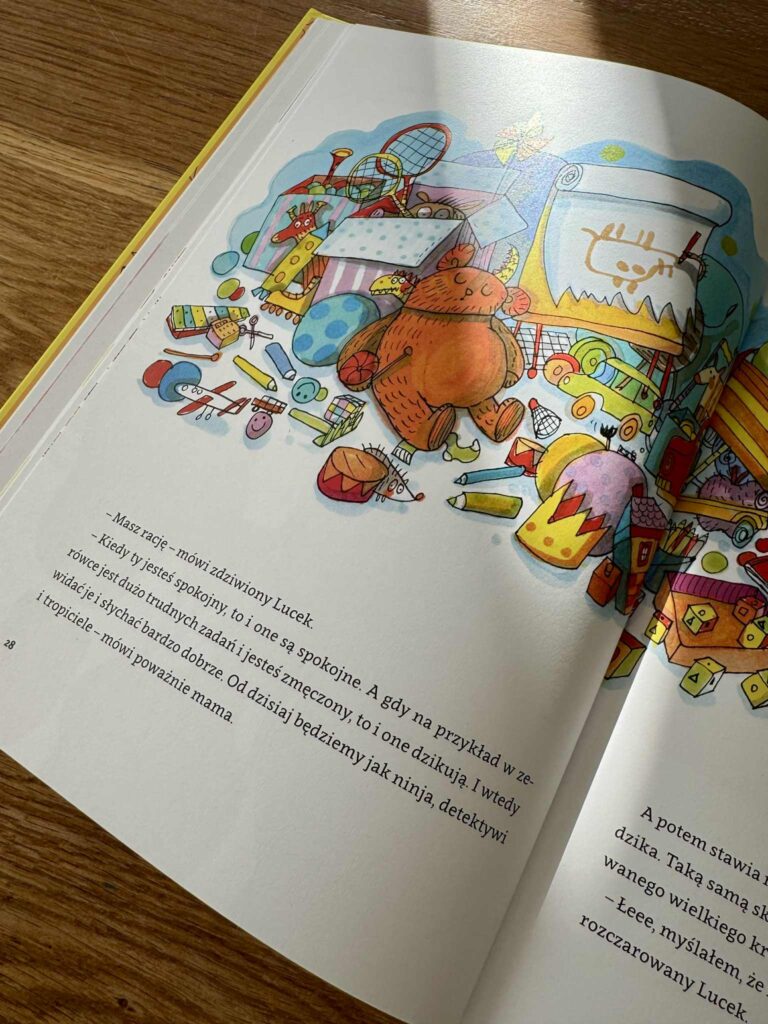 Zabawki rozrzucone w pokoju