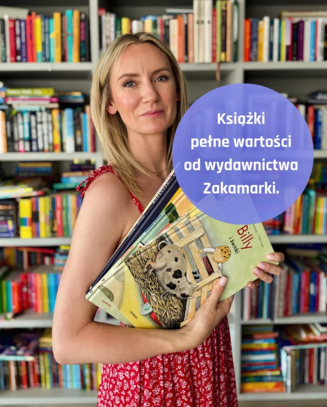 Lubisz książki, które bawią, ale też zostają z dzieckiem na dłużej? Które pokazują emocje, relacje i świat takim, jaki naprawdę jest? Mam dziś 5 perełek z wydawnictwa Zakamarki - mam nadzieję, że docenisz je równie mocno jak ja i Basia. 

„Moje!” – Emi nie lubi się dzielić. Schowała zabawki, a potem… nawet kolegę, koleżankę i mamę. Zabawna, przewrotna i z ważnym przesłaniem o przyjaźni, dzieleniu się, wspólnej zabawie. 

„Billy i dziwny dzień” – urodziny, które miały być niespodzianką, stają się lekcją cierpliwości. Mały Billy długo nie wie, czy ktoś w ogóle o nim pamięta. Idealna do rozmów o rozczarowaniach, a także, gdy coś nie idzie po naszej myśli. 

„Billy i świnki” – historia pełna humoru i troski o zwierzęta. Billy ratuje świnki z rąk złodziei i wpada na (bardzo oryginalny) pomysł, co dalej z nimi zrobić. Zabawna i mądra. 

„Motylki i Mrówki” – dzieci podzielone na grupy, jedna rządzi, druga służy. Ale czy naprawdę tak musi być? Mądra, metaforyczna opowieść o równości i odwadze. Doskonała! Dorośli też powinni ją przeczytać. 

„Przyroda” – ludzie chcą wygody, a przyroda im przeszkadza. Wycinają, sprzątają, odgradzają… aż w końcu natura odpowiada. Mocna i poruszająca książka o naszym wpływie na świat.

Zakamarki to wydawnictwo, które wydaje książki naprawdę warte uwagi – ważne, prawdziwe, bliskie dziecku i jego światu.

Która z nich najbardziej Cię ciekawi? A może już którąś znacie i kochacie? Daj znać w komentarzu!

🚨Zajrzyj na blog, tam napisałam więcej o książkach i pokazuję więcej zdjęć środka. 

#współpracareklamowa #zakamarki #książkidladzieci #szwedzkieksiążkidladzieci #czytajdziecku #mądreksiążkidladzieci #literaturadziecięca #książkanaprezent #książkizprzesłaniem